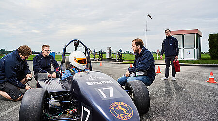 Rennwagen des Baltic Racing Teams auf Rennstrecke bei Reifendruckprüfung